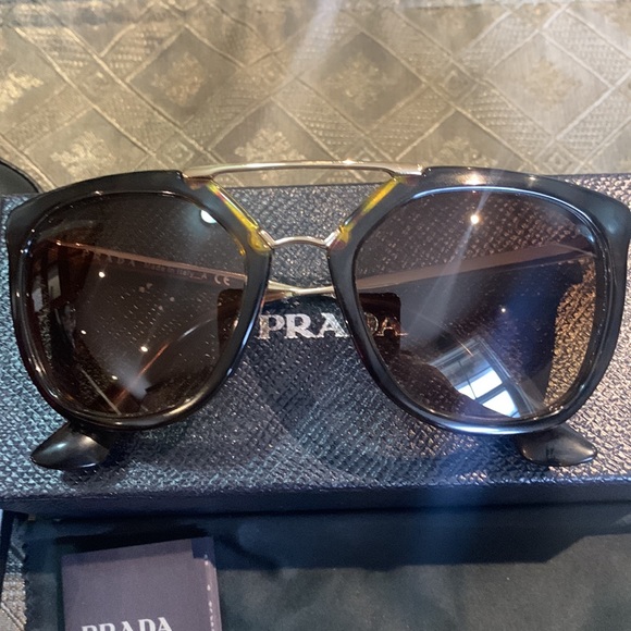 Prada sunglass - Picture 2 of 4